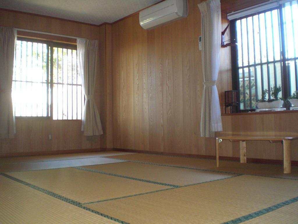 Minshuku Shizu Hotel Onna Bilik gambar